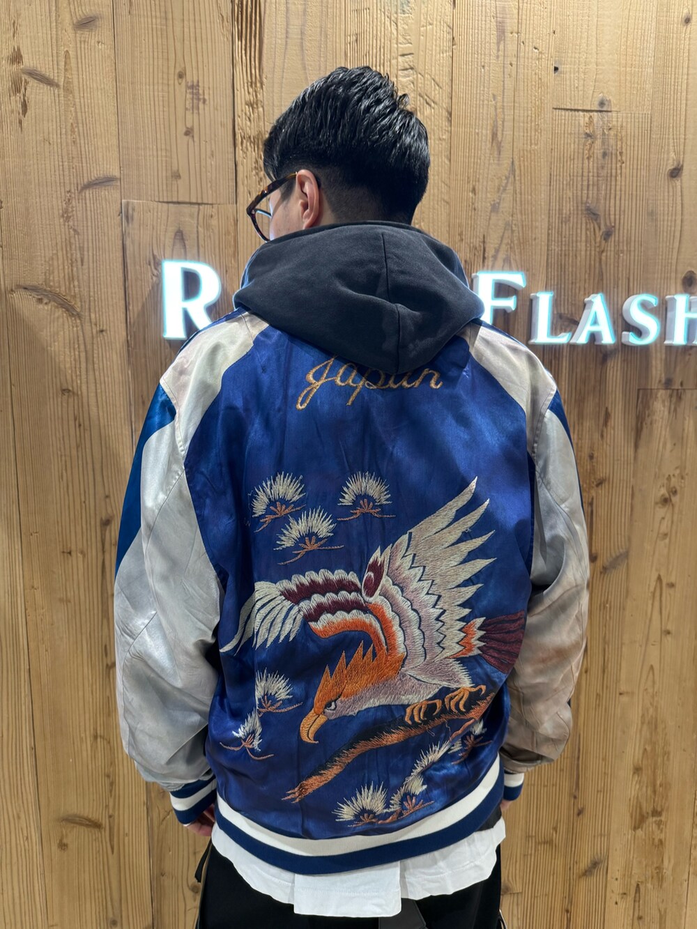 ブラック系のその他パンツを着用したメンズの冬コーディネートの6枚目の写真