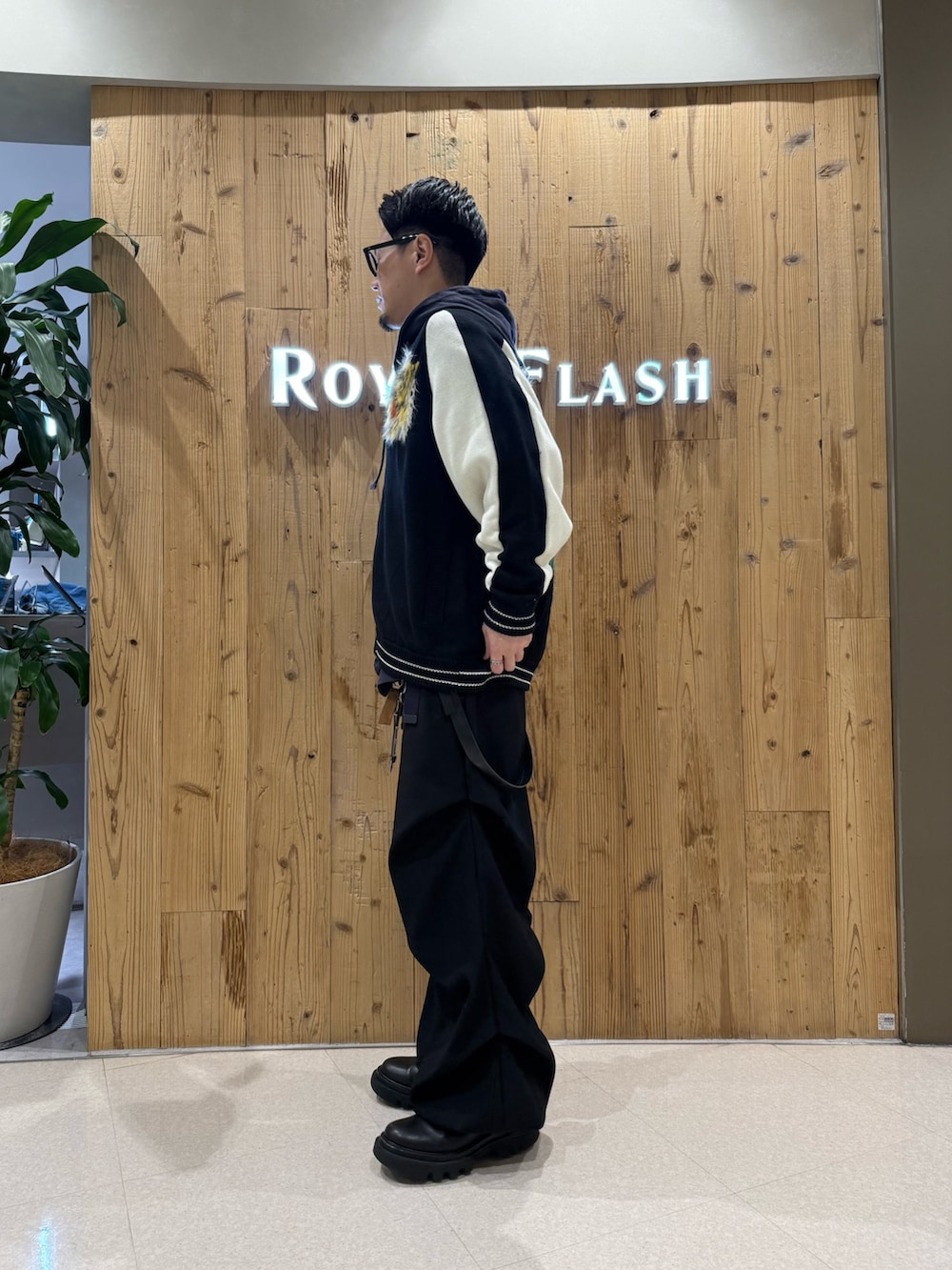 ブラック系のその他パンツ、ブラック系のニット/セーターを着用したメンズの冬コーディネートの3枚目の写真