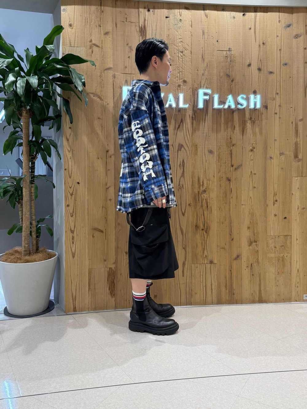 ブラック系のカーゴパンツを着用したメンズの秋コーディネートの4枚目の写真