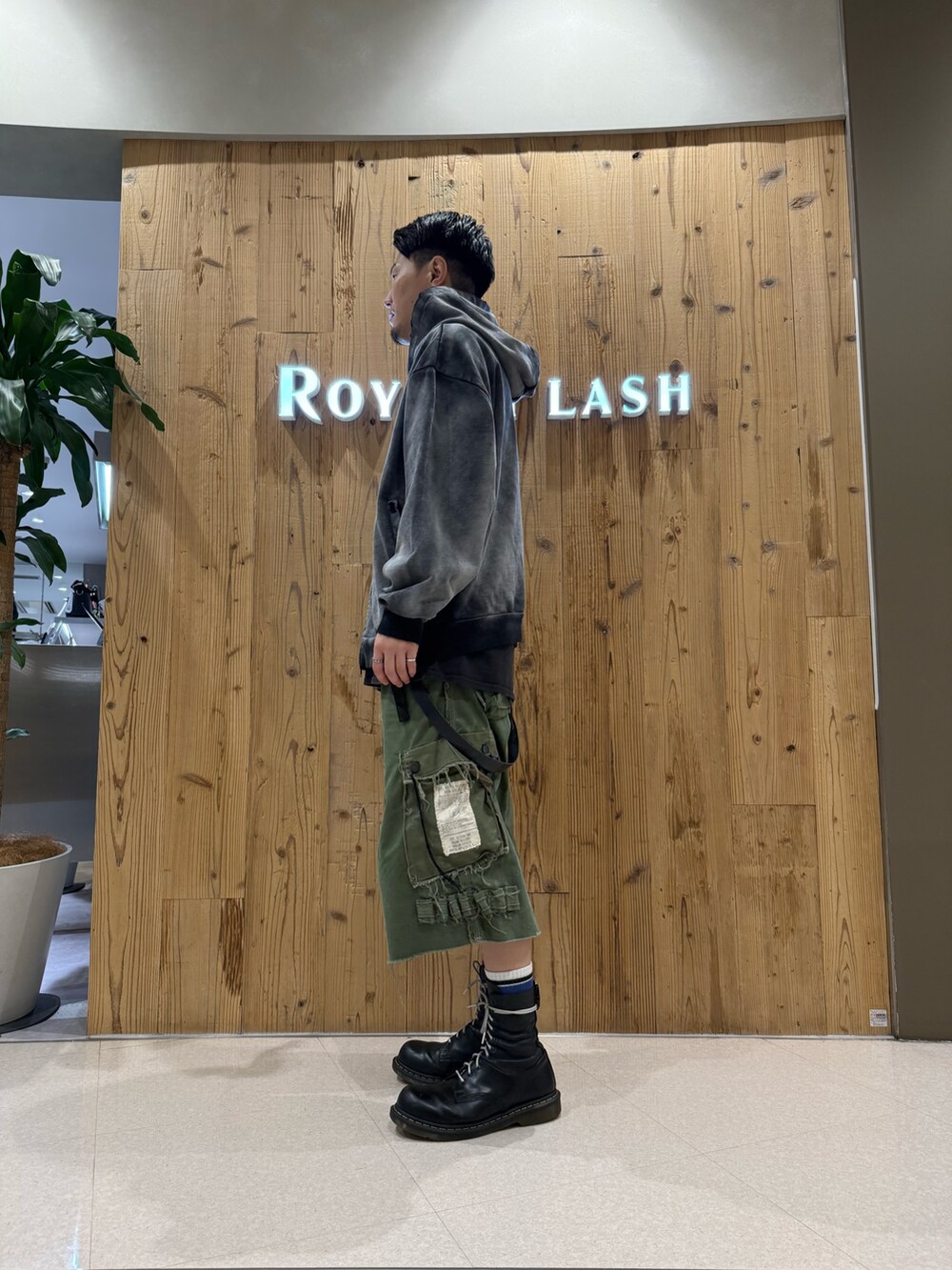 ブラック系のパーカーを着用したメンズの秋コーディネートの4枚目の写真