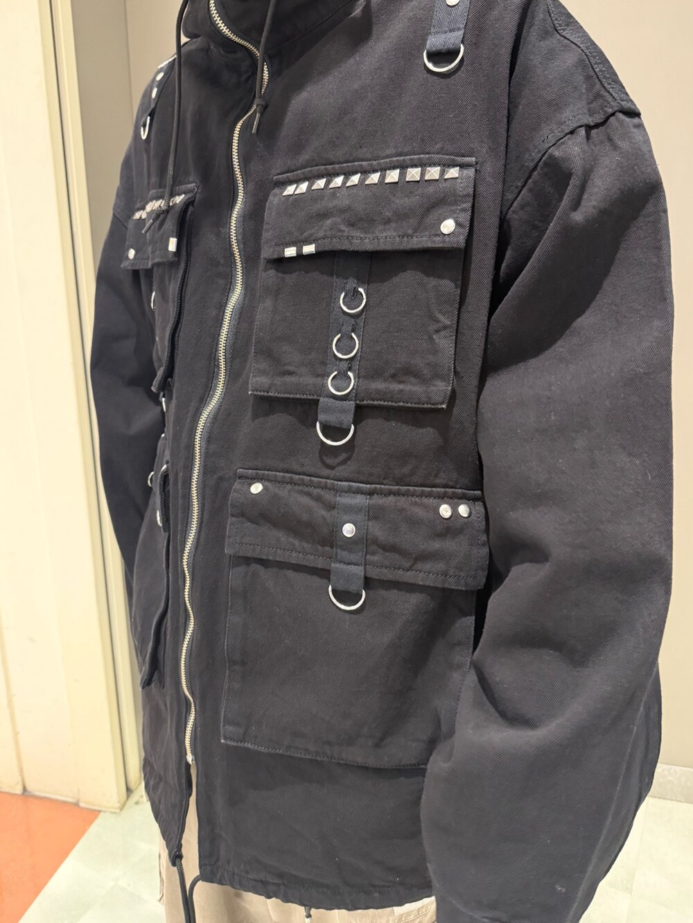 ブラック系のその他アウターを着用したメンズの冬コーディネートの5枚目の写真