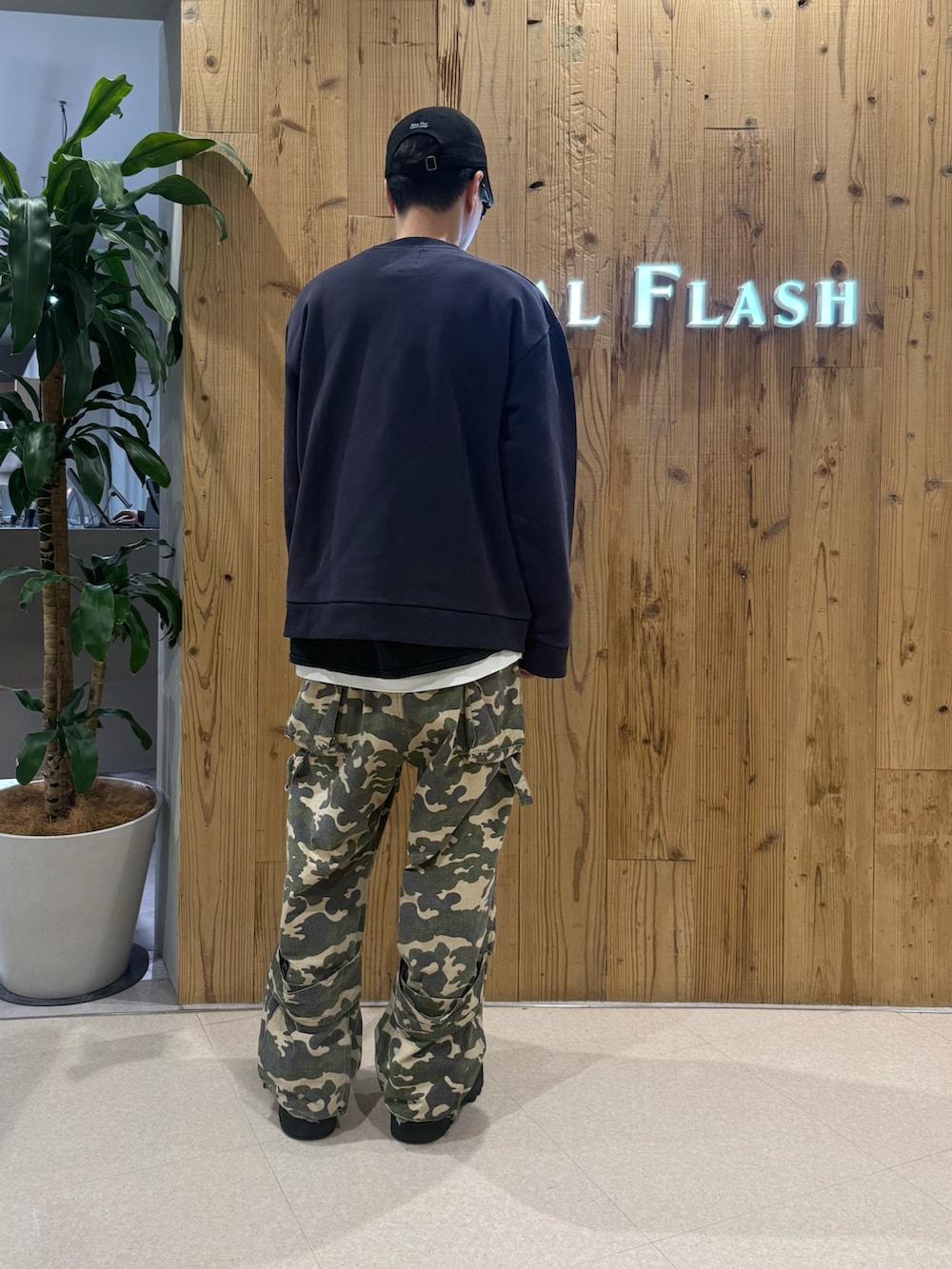 ホワイト系のスウェットを着用したメンズの冬コーディネートの4枚目の写真