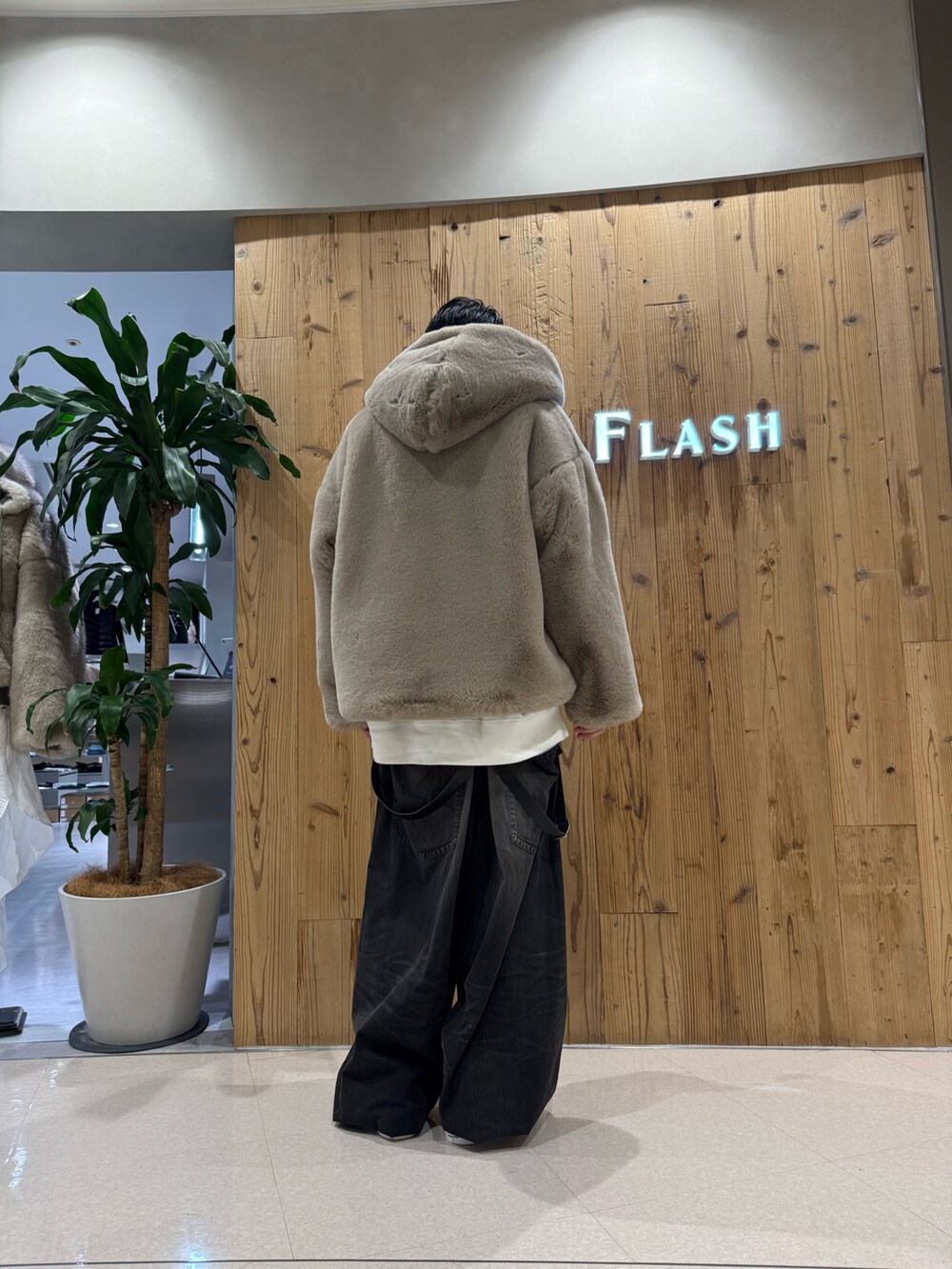グレー系のブルゾンを着用したメンズの秋コーディネートの2枚目の写真