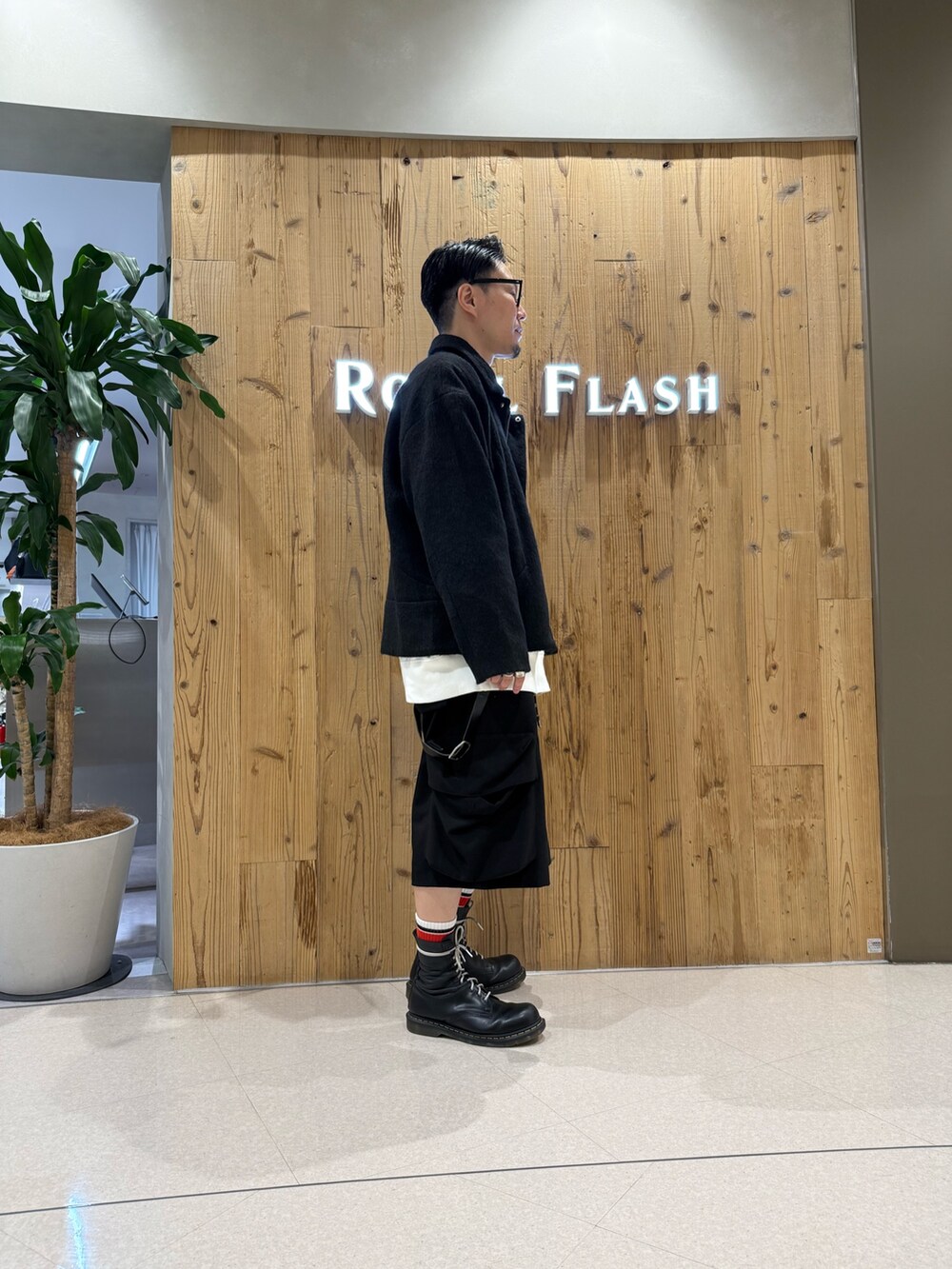 ブラック系のカーゴパンツ、ブラック系のその他アウターを着用したメンズの秋コーディネートの3枚目の写真