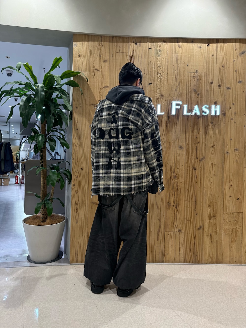 ブラック系のシャツ/ブラウスを着用したメンズの冬コーディネートの2枚目の写真