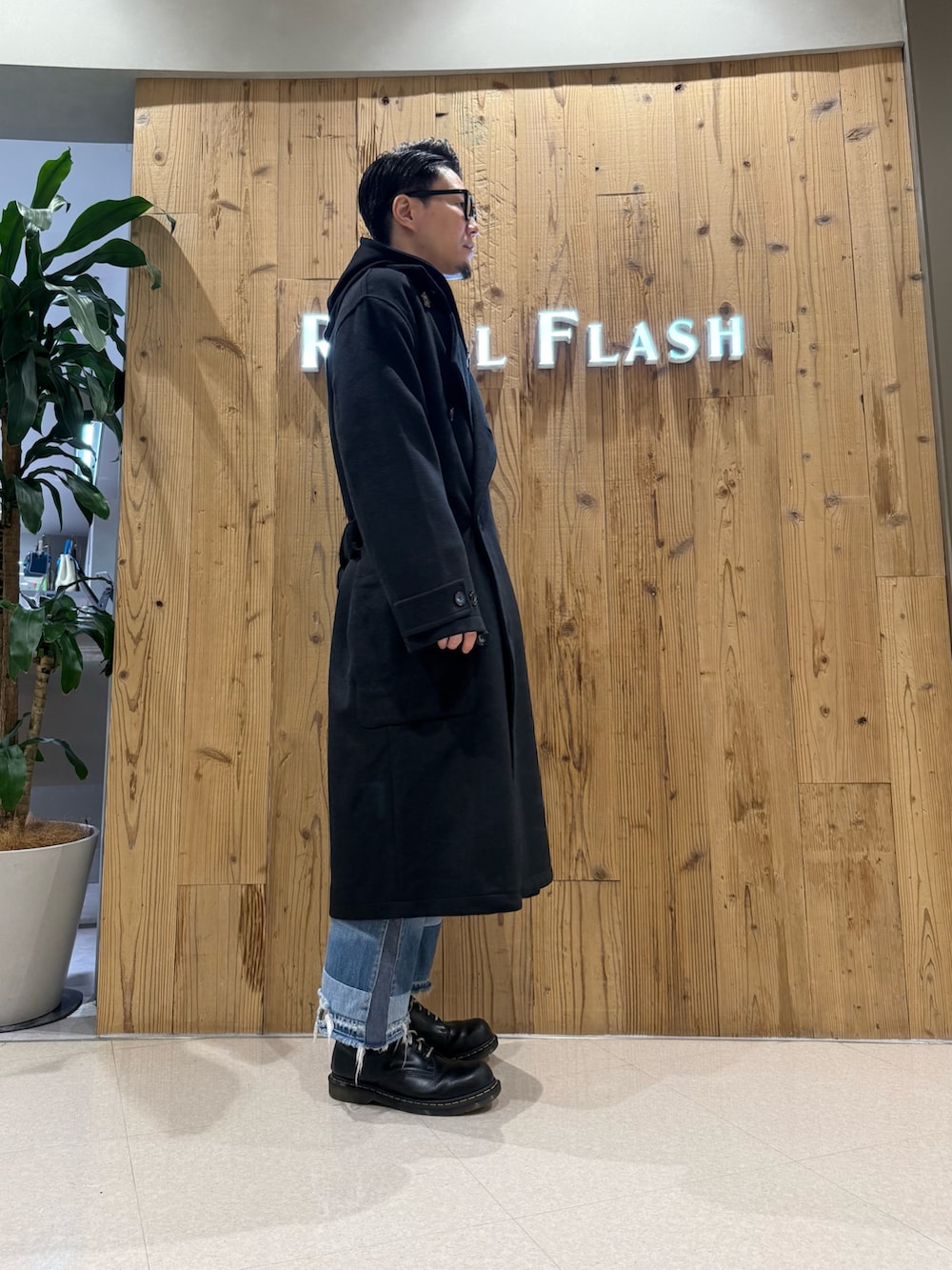 ブラック系のパーカー、ブラック系のトレンチコートを着用したメンズの冬コーディネートの4枚目の写真