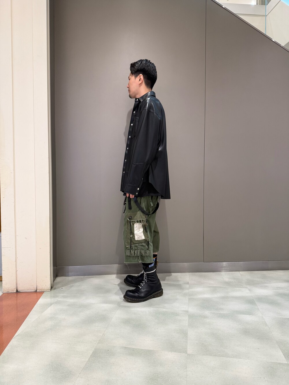 ブラック系のシャツ/ブラウスを着用したメンズの夏コーディネートの2枚目の写真