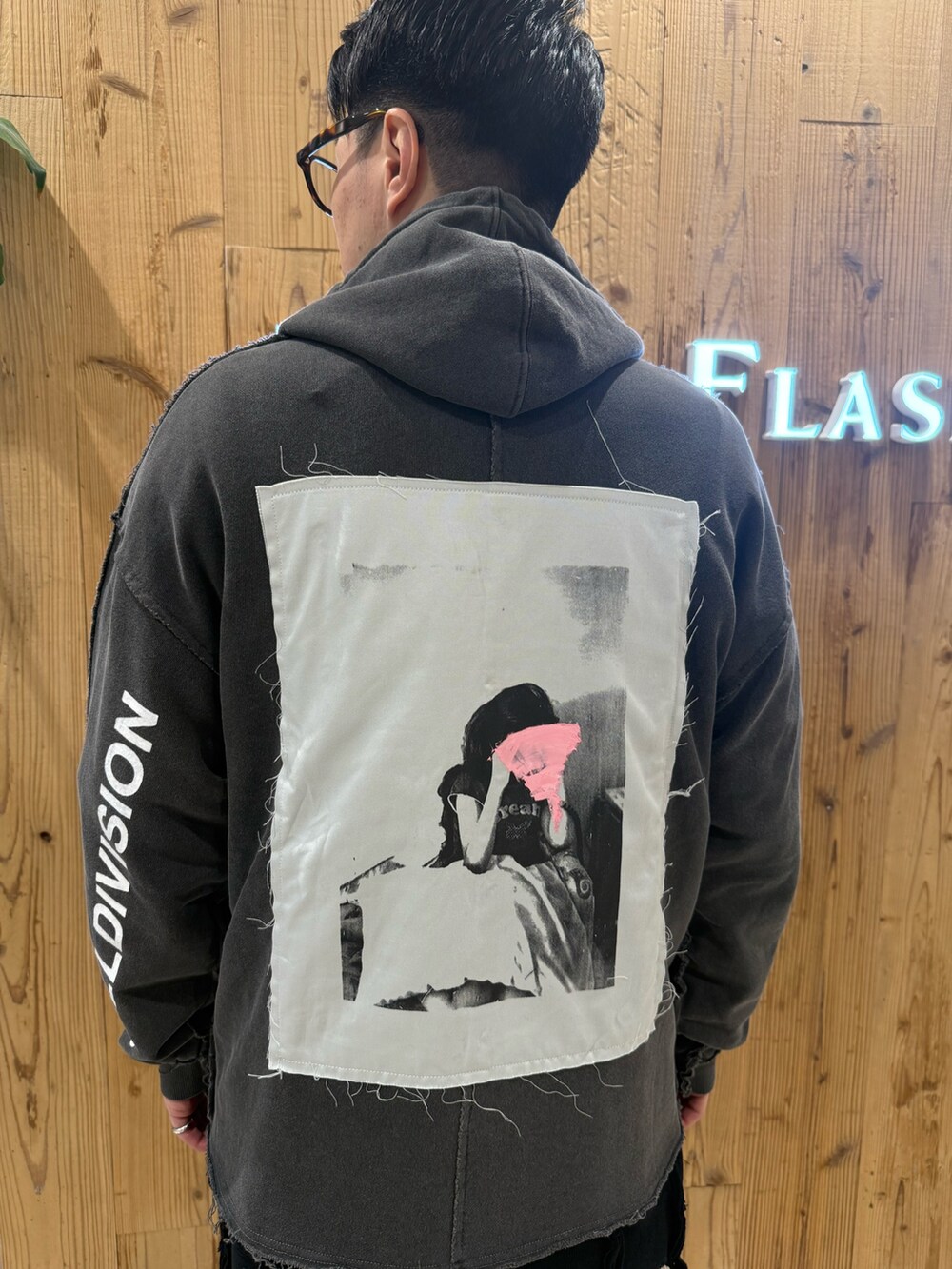 ブラック系のパーカーを着用したメンズの冬コーディネートの6枚目の写真