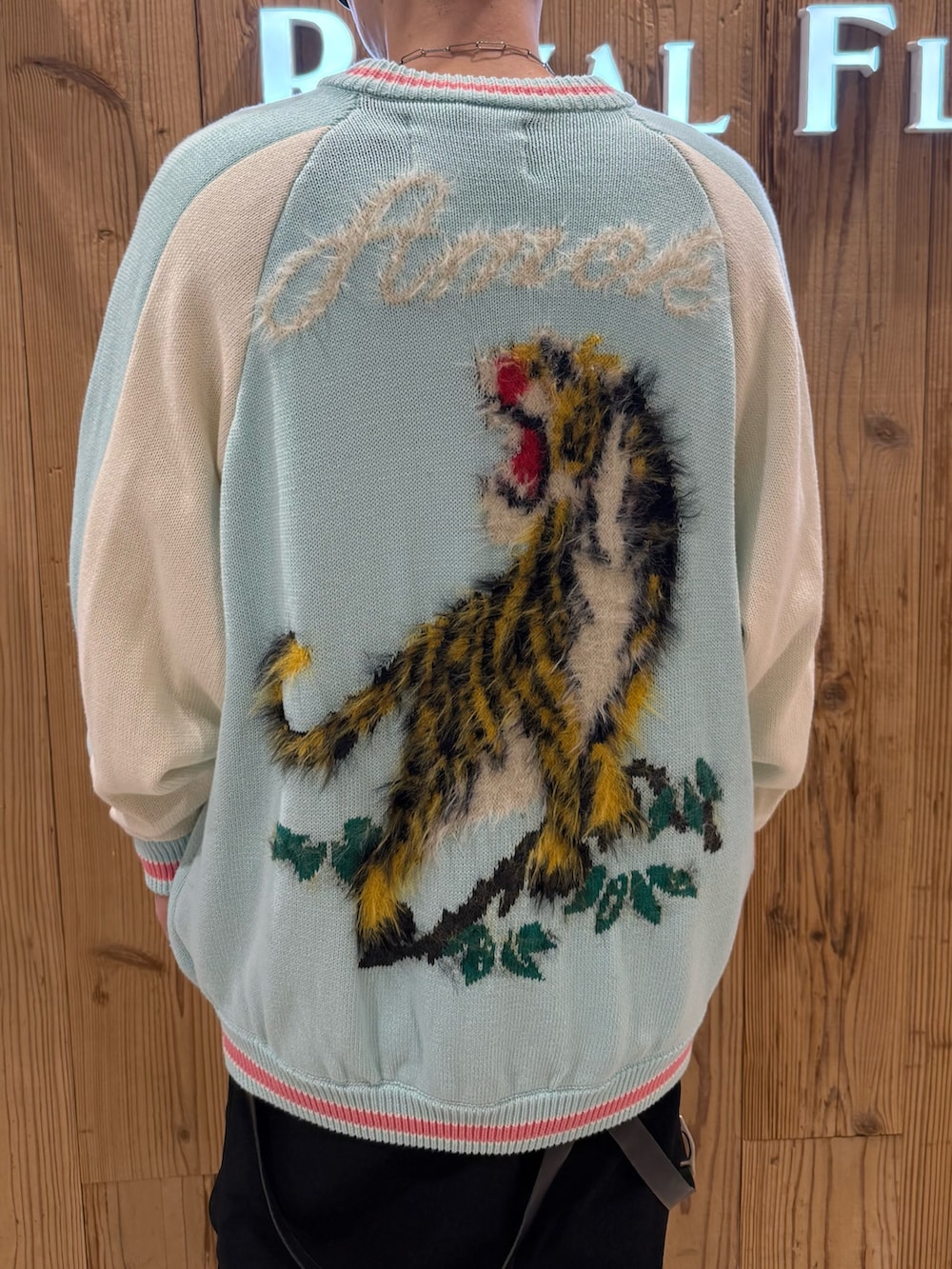 ブラック系のその他パンツ、ブラック系のニット/セーターを着用したメンズの冬コーディネートの6枚目の写真