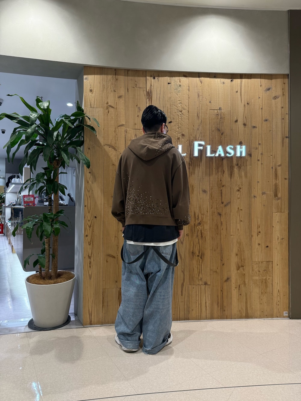 ブラウン系のパーカーを着用したメンズの冬コーディネートの2枚目の写真