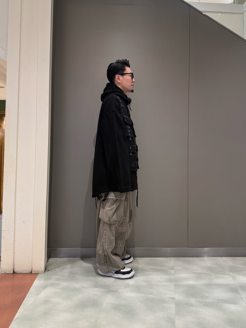 ブラック系のその他アウターを着用したメンズの冬コーディネートの4枚目の写真