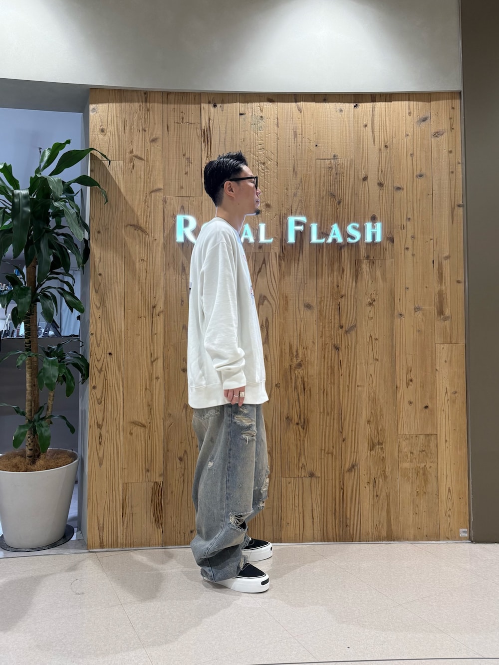 ブルー系のデニムパンツを着用したメンズの冬コーディネートの4枚目の写真