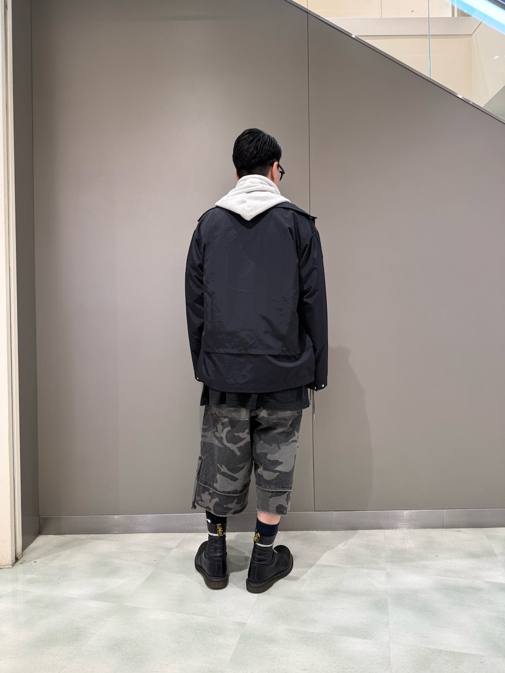 その他のカーゴパンツ、ブラック系のパーカー、ブラック系のナイロンジャケットを着用したメンズの春コーディネートの2枚目の写真