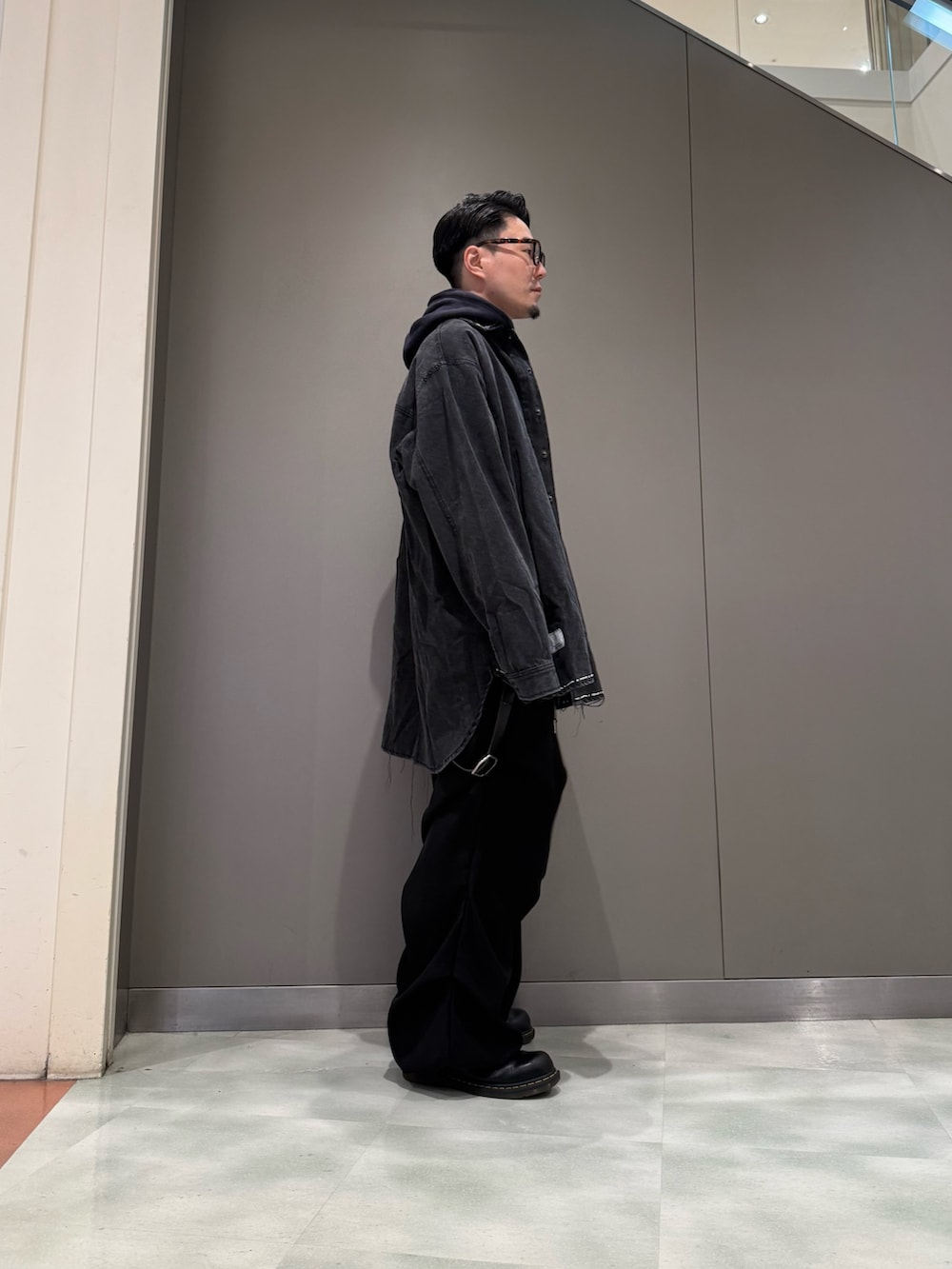 ブラック系のその他パンツ、ブラック系のシャツ/ブラウスを着用したメンズの冬コーディネートの4枚目の写真