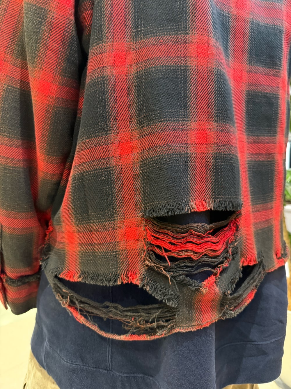 レッド系のシャツ/ブラウスを着用したメンズの冬コーディネートの6枚目の写真