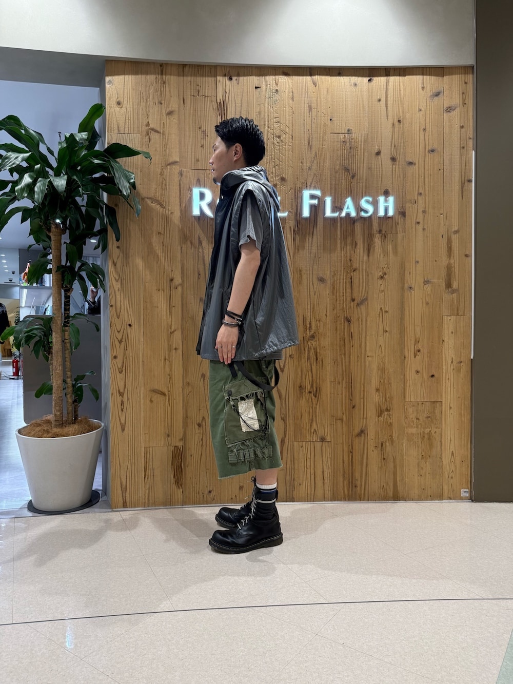 グレー系のその他アウターを着用したメンズの秋コーディネートの3枚目の写真