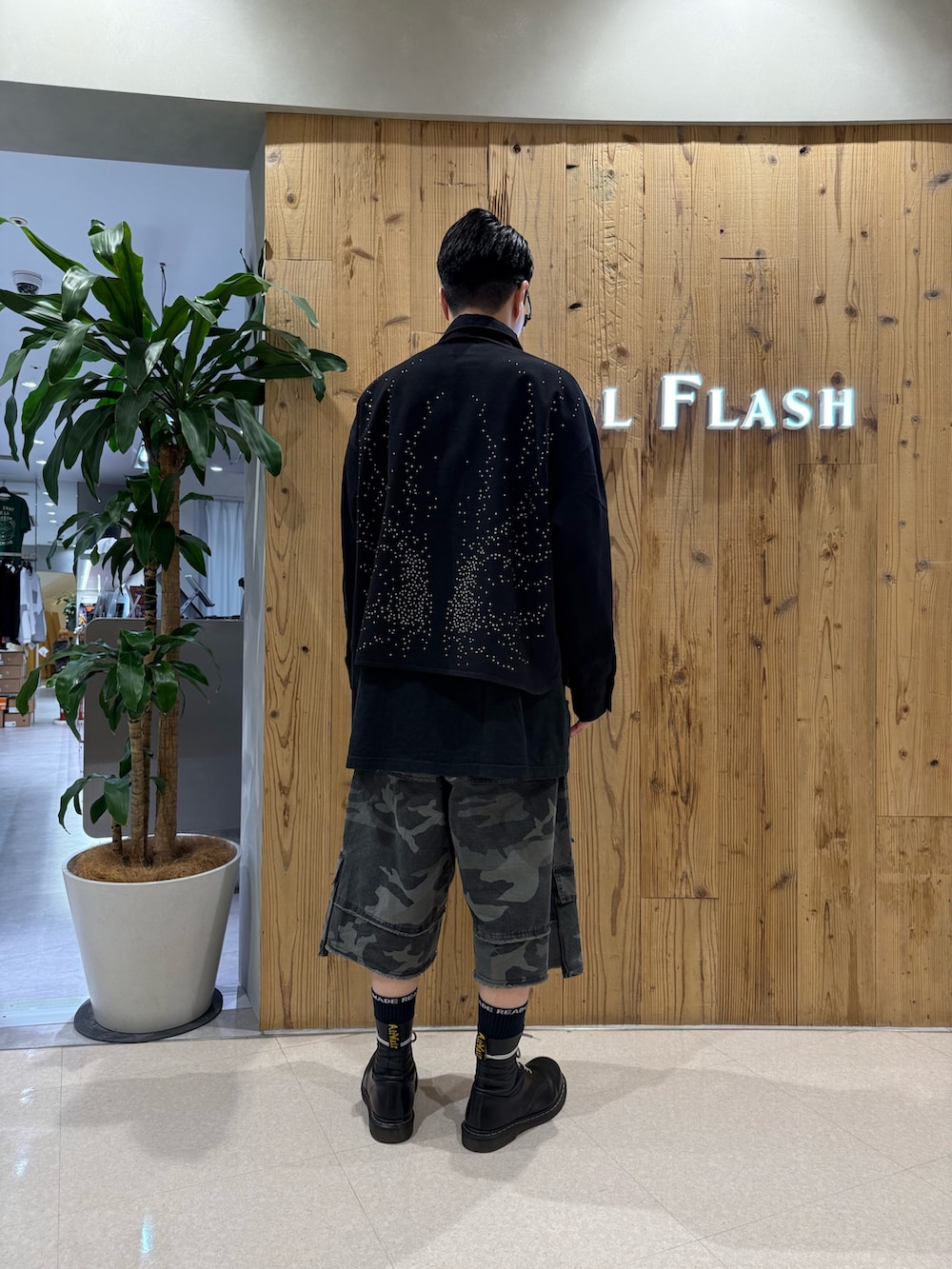 ブラック系のシャツ/ブラウス、その他のカーゴパンツを着用したメンズの春コーディネートの2枚目の写真