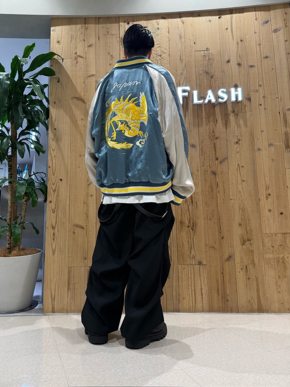 ブラック系のその他パンツ、ブルー系のスカジャンを着用したメンズの冬コーディネートの2枚目の写真