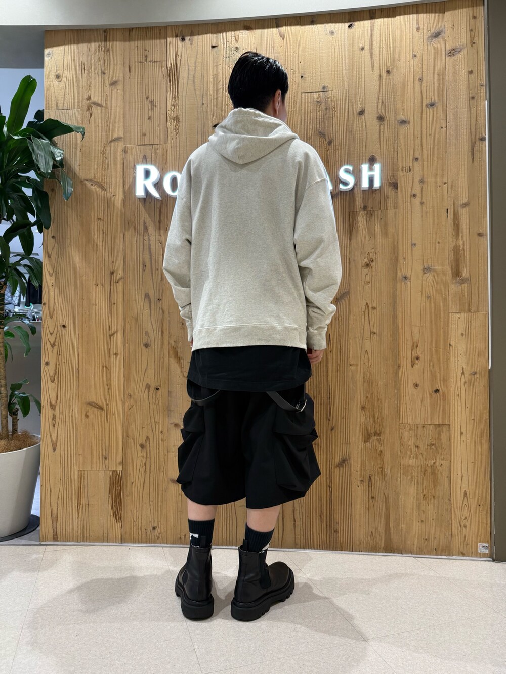 ブラック系のカーゴパンツを着用したメンズの秋コーディネートの2枚目の写真