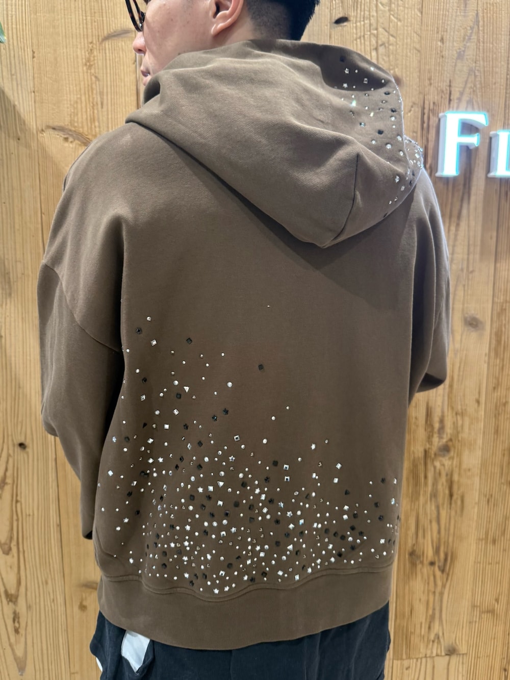 ブラウン系のパーカーを着用したメンズの冬コーディネートの6枚目の写真