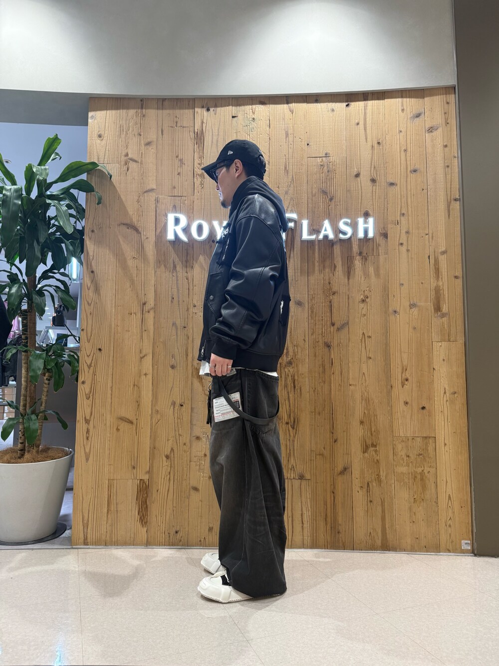 ブラック系のMA-1、ブラック系のスニーカーを着用したメンズの冬コーディネートの3枚目の写真