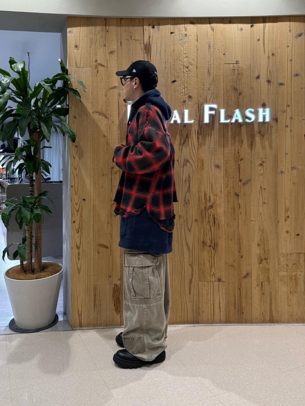 レッド系のシャツ/ブラウスを着用したメンズの冬コーディネートの3枚目の写真