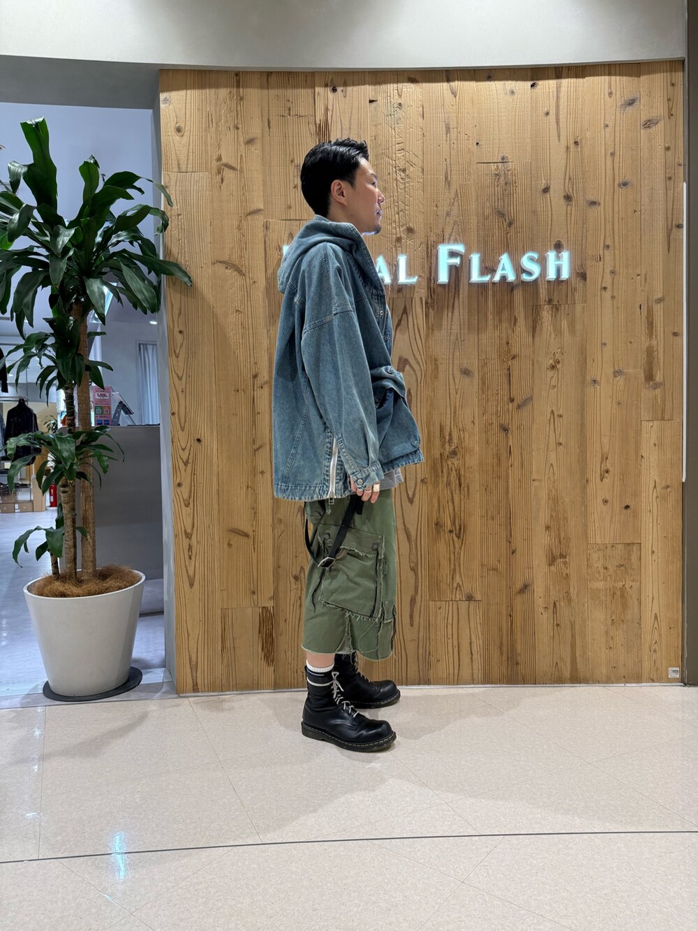 ブルー系のブルゾンを着用したメンズの夏コーディネートの3枚目の写真