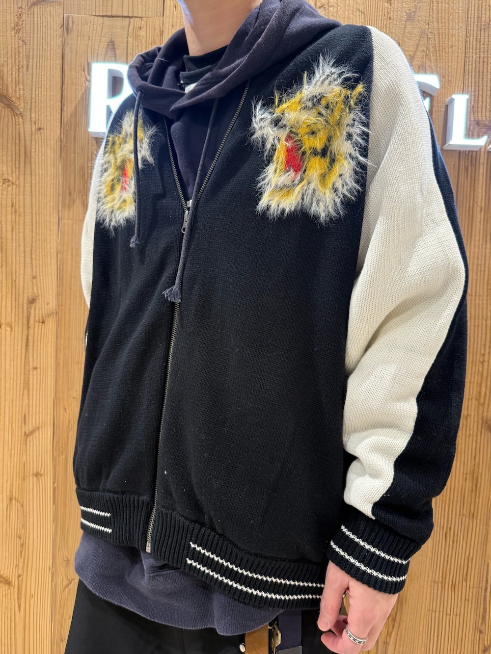 ブラック系のその他パンツ、ブラック系のニット/セーターを着用したメンズの冬コーディネートの6枚目の写真