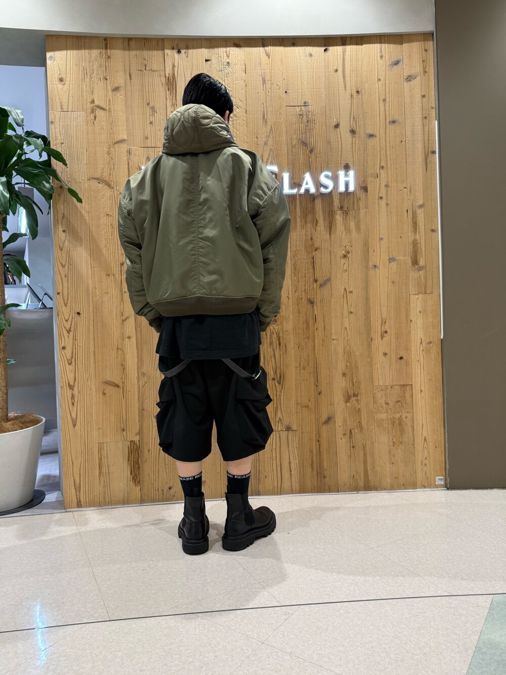 ブラック系のカーゴパンツを着用したメンズの秋コーディネートの2枚目の写真