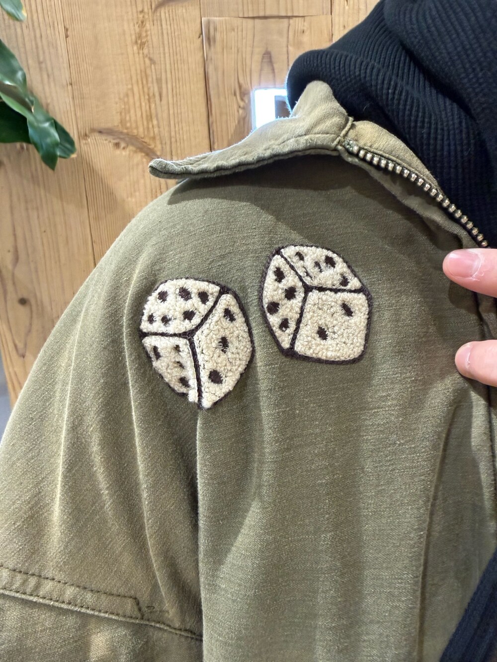 ブラック系のその他パンツ、ブラック系のパーカーを着用したメンズの春コーディネートの6枚目の写真