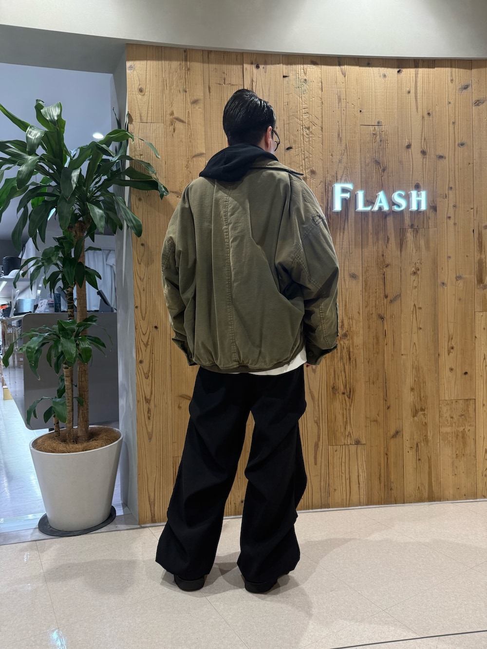 ブラック系のその他パンツ、ブラック系のパーカーを着用したメンズの春コーディネートの2枚目の写真