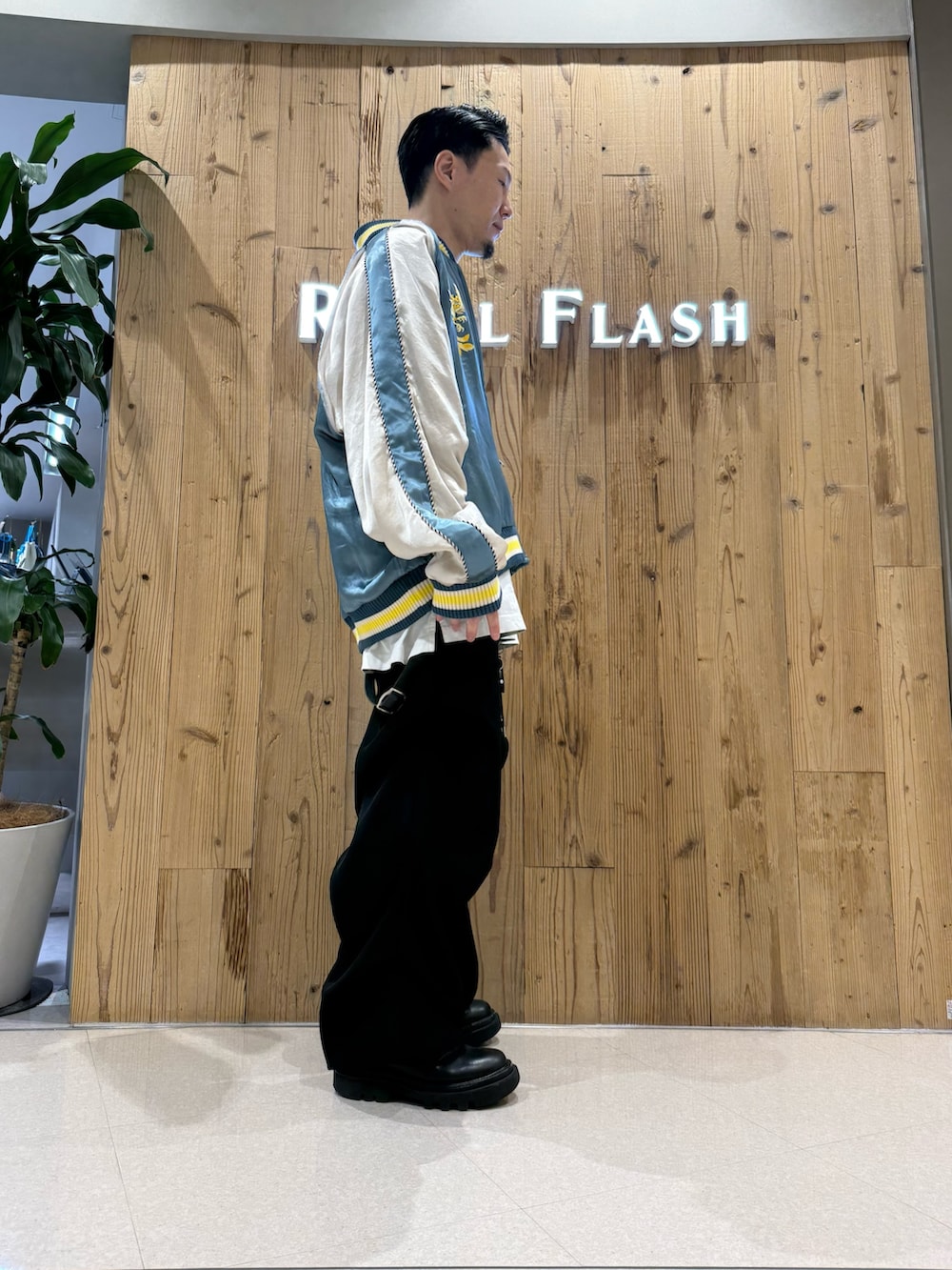 ブラック系のその他パンツ、ブルー系のスカジャンを着用したメンズの冬コーディネートの4枚目の写真