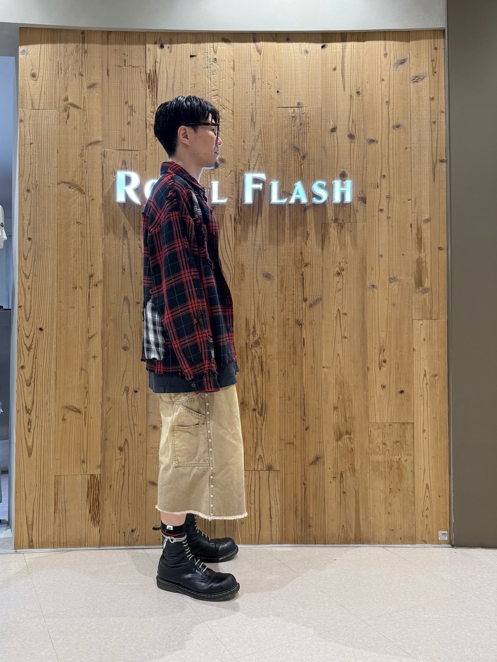 ベージュ系のその他パンツ、レッド系のシャツ/ブラウスを着用したメンズの夏コーディネートの4枚目の写真