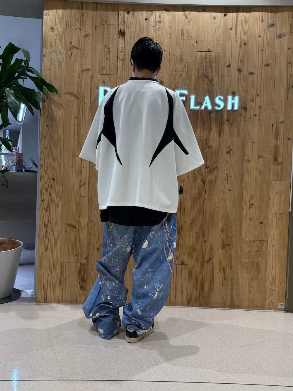 ホワイト系のTシャツ/カットソーを着用したメンズの夏コーディネートの3枚目の写真