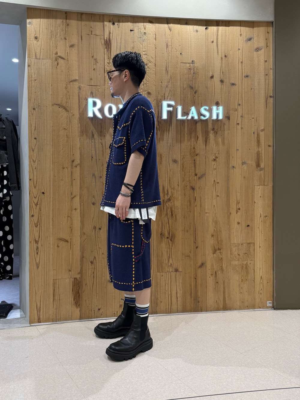ブルー系のその他パンツ、ブルー系のシャツ/ブラウスを着用したメンズの春コーディネートの3枚目の写真