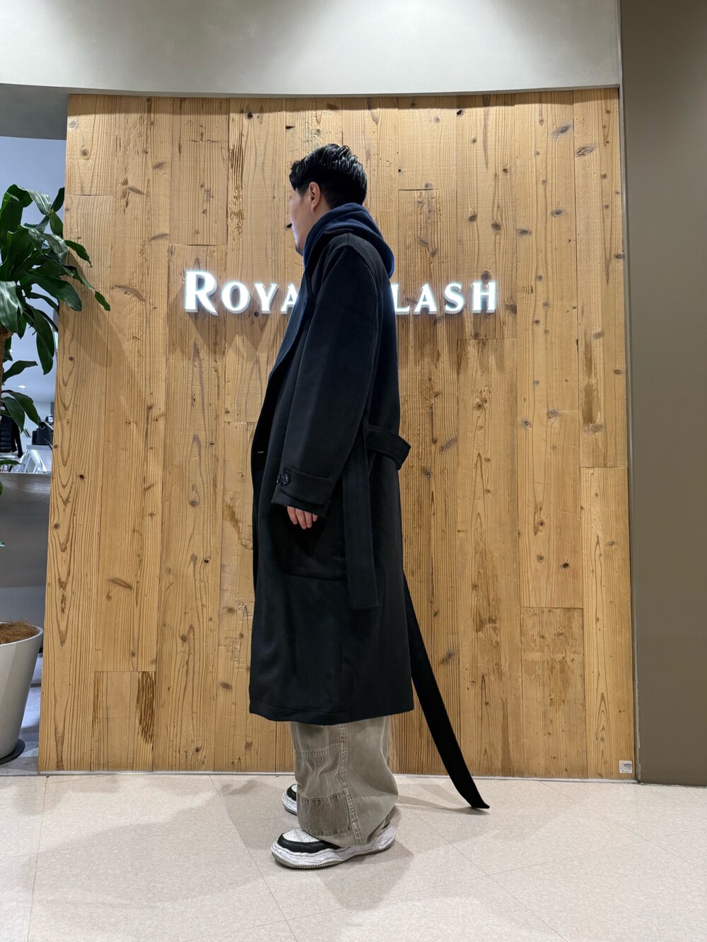 ブラック系のトレンチコートを着用したメンズの秋コーディネートの3枚目の写真