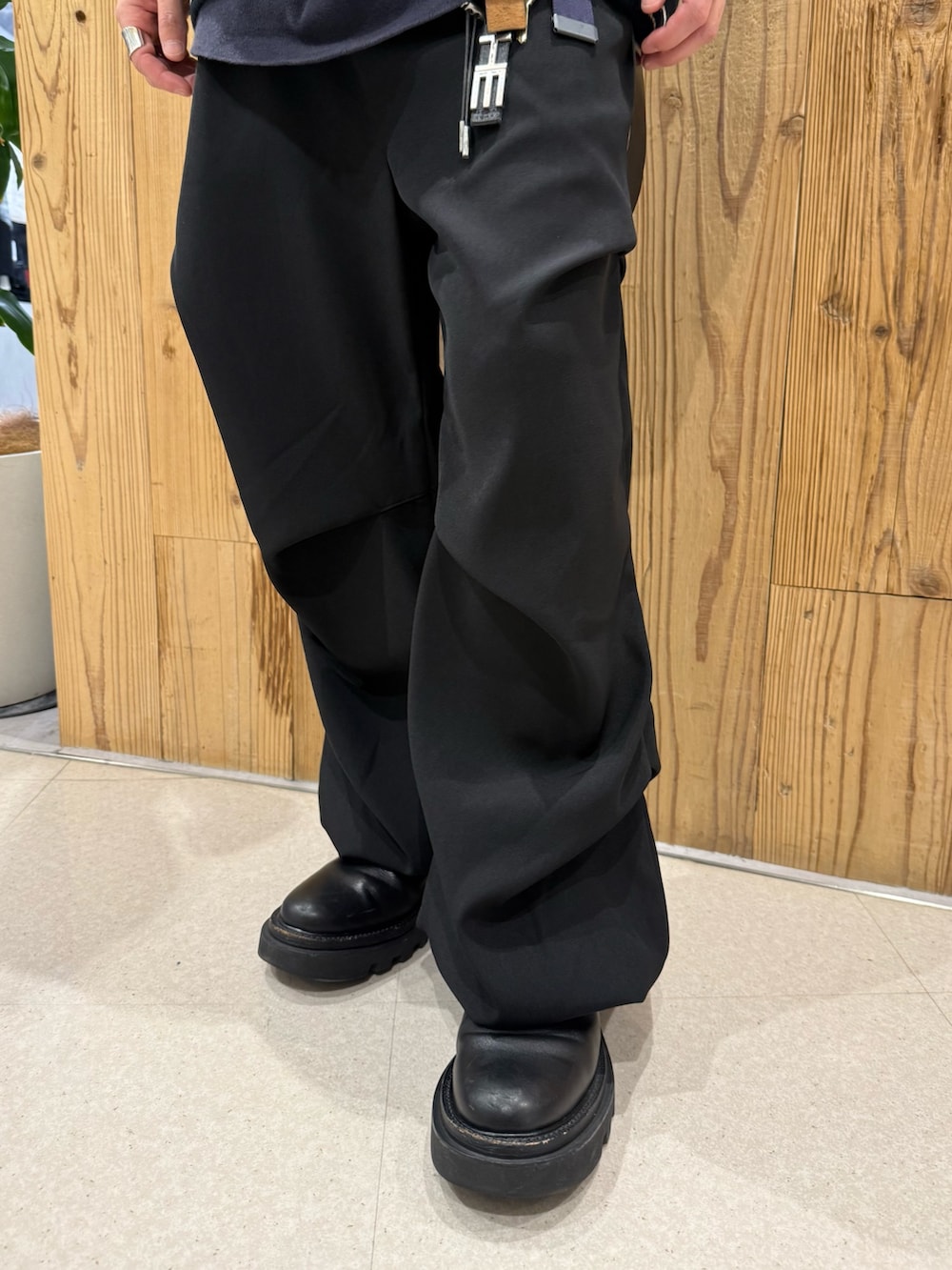 ブラック系のその他パンツ、ブラック系のニット/セーターを着用したメンズの冬コーディネートの5枚目の写真