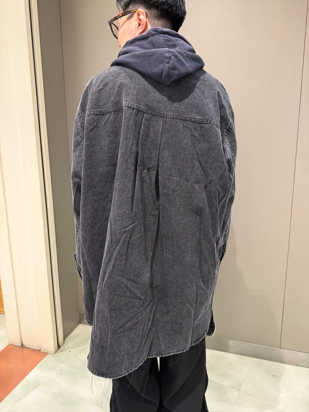 ブラック系のその他パンツ、ブラック系のシャツ/ブラウスを着用したメンズの冬コーディネートの6枚目の写真