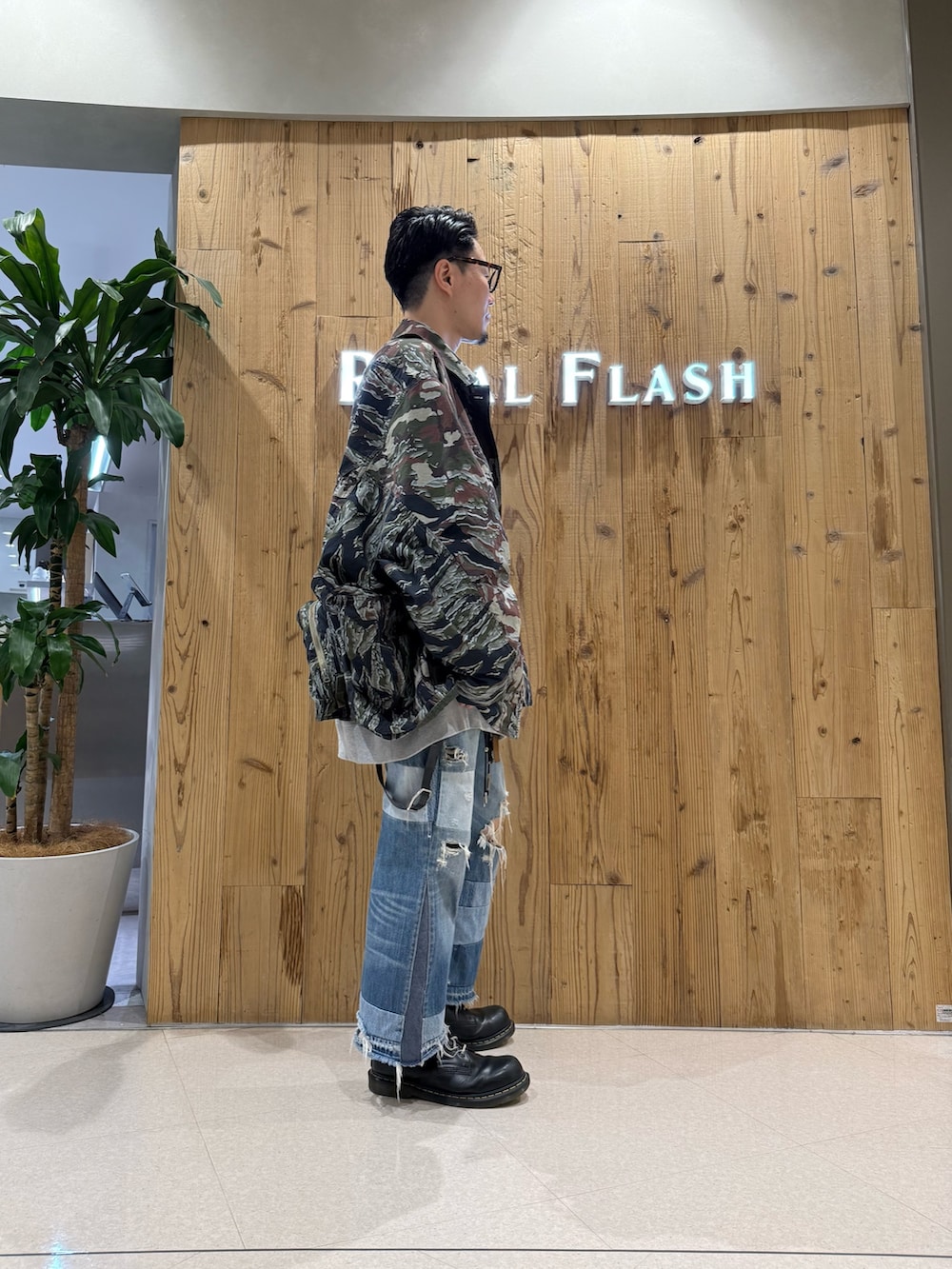 グリーン系のミリタリージャケットを着用したメンズの冬コーディネートの4枚目の写真