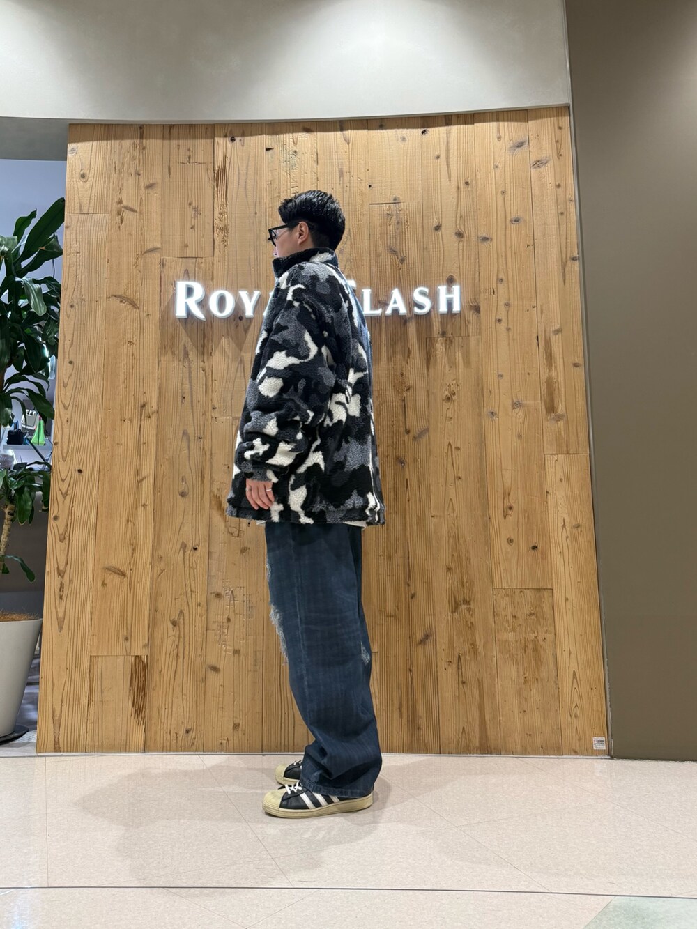 ブラック系のブルゾン、ブルー系のデニムパンツを着用したメンズの冬コーディネートの3枚目の写真