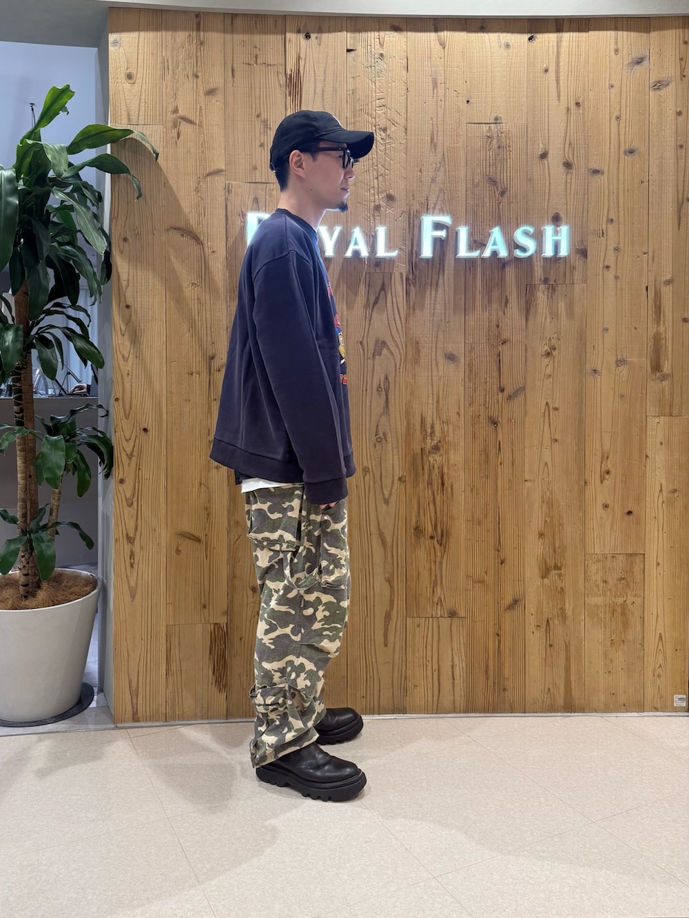 ホワイト系のスウェットを着用したメンズの冬コーディネートの2枚目の写真