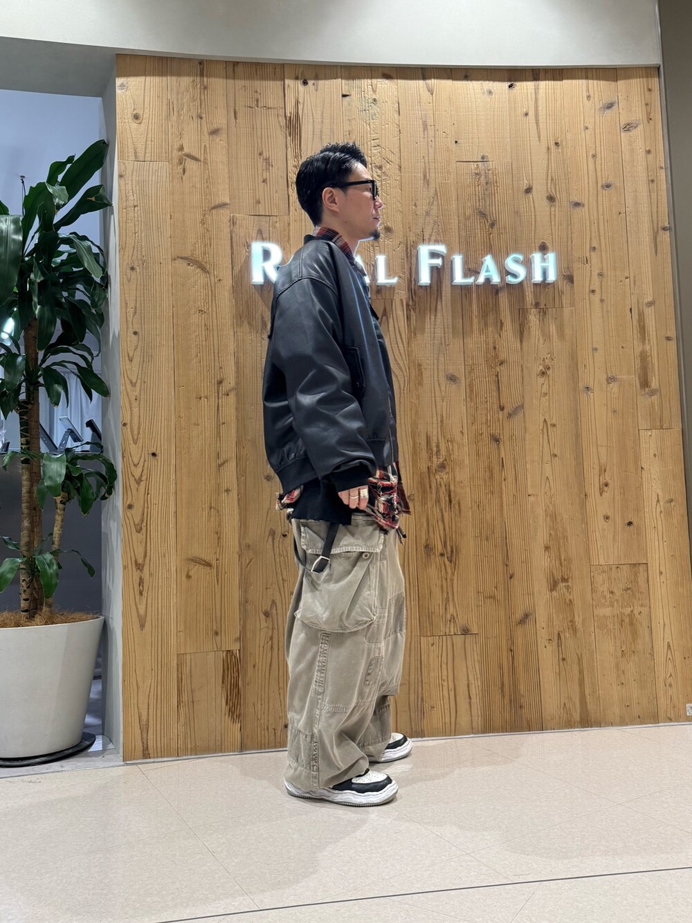 ブラック系のMA-1、レッド系のシャツ/ブラウスを着用したメンズの冬コーディネートの4枚目の写真