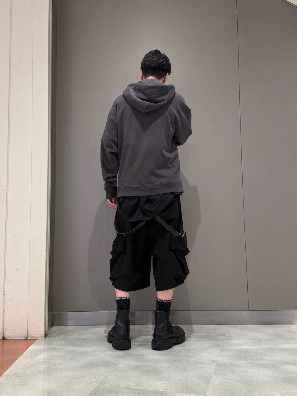 ブラック系のカーゴパンツ、ブラック系のパーカーを着用したメンズの秋コーディネートの3枚目の写真