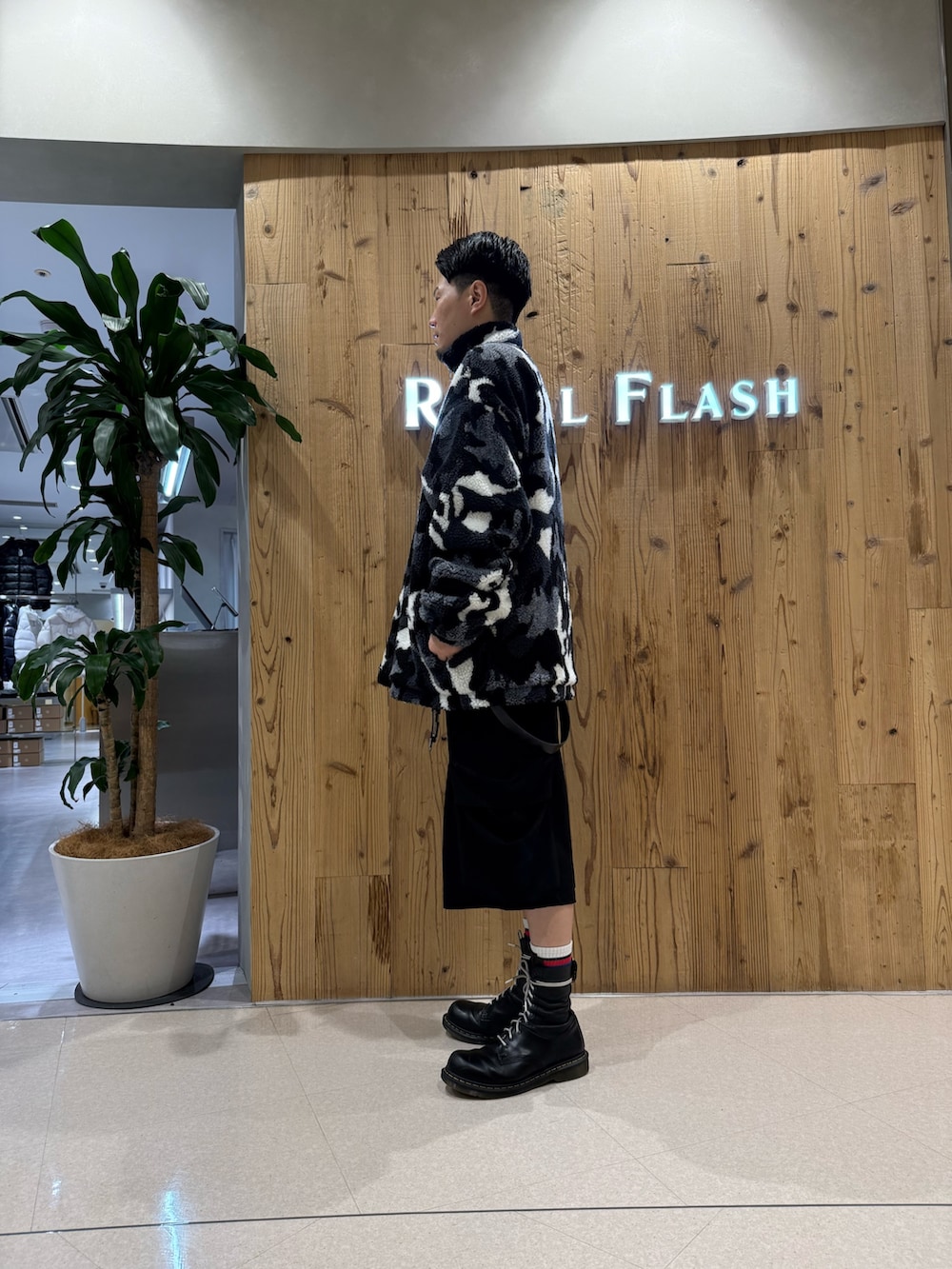 ブラック系のブルゾン、ブラック系のカーゴパンツを着用したメンズの秋コーディネートの3枚目の写真