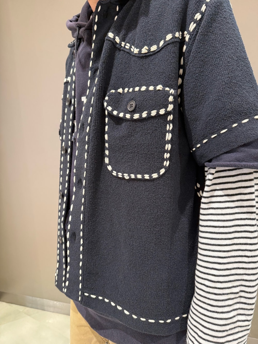 ベージュ系のその他パンツ、ブラック系のシャツ/ブラウスを着用したメンズの春コーディネートの5枚目の写真