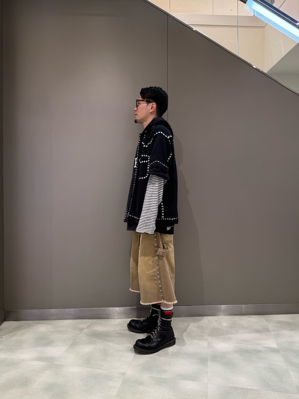 ベージュ系のその他パンツ、ブラック系のシャツ/ブラウスを着用したメンズの春コーディネートの3枚目の写真