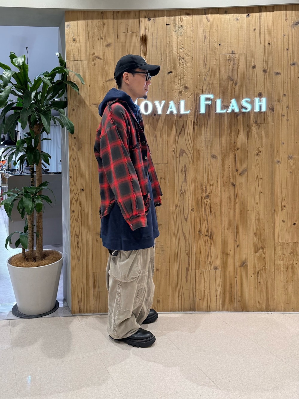 レッド系のシャツ/ブラウスを着用したメンズの冬コーディネートの4枚目の写真