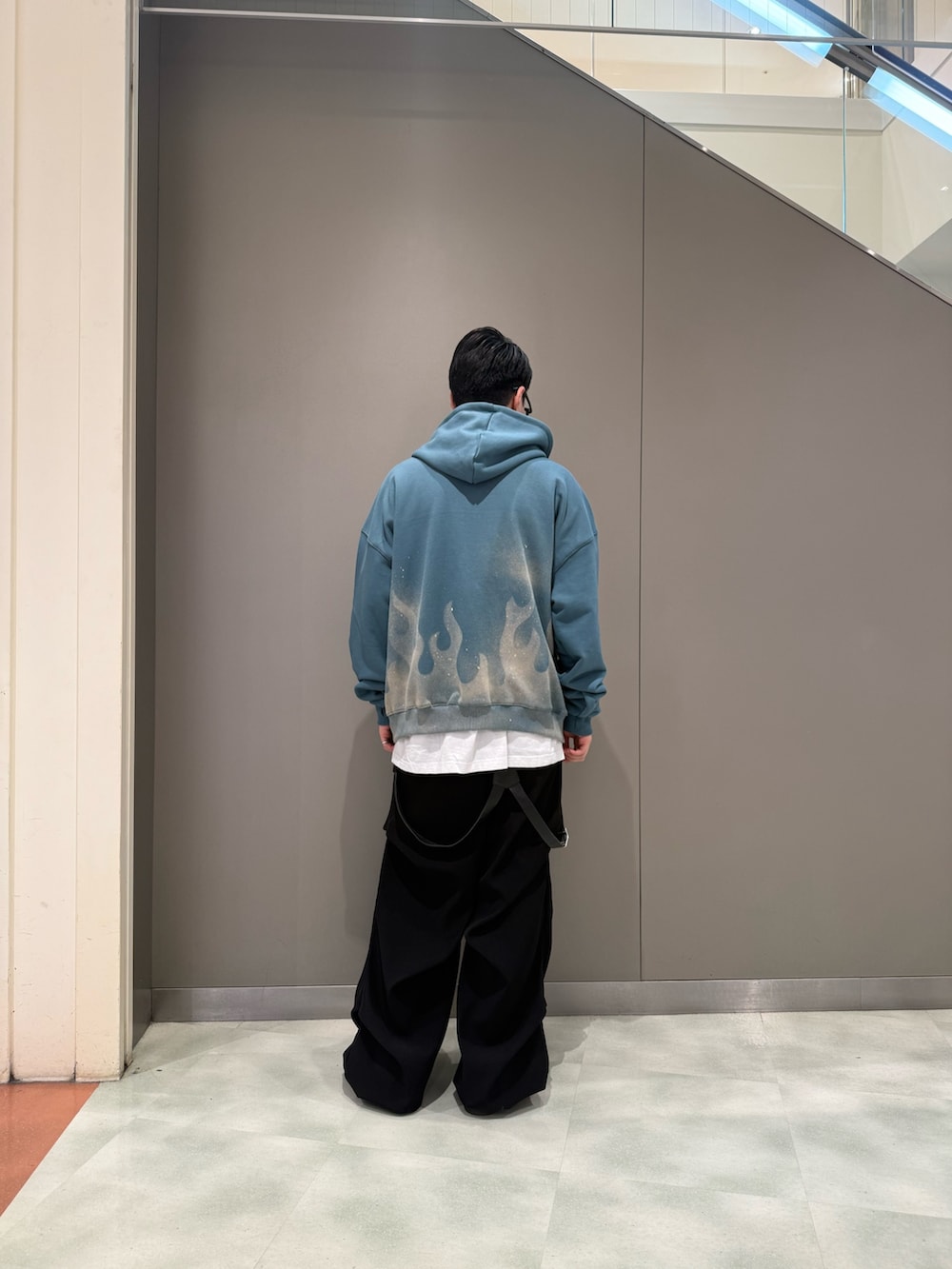 ブルー系のパーカー、ブラック系のその他パンツを着用したメンズの冬コーディネートの2枚目の写真