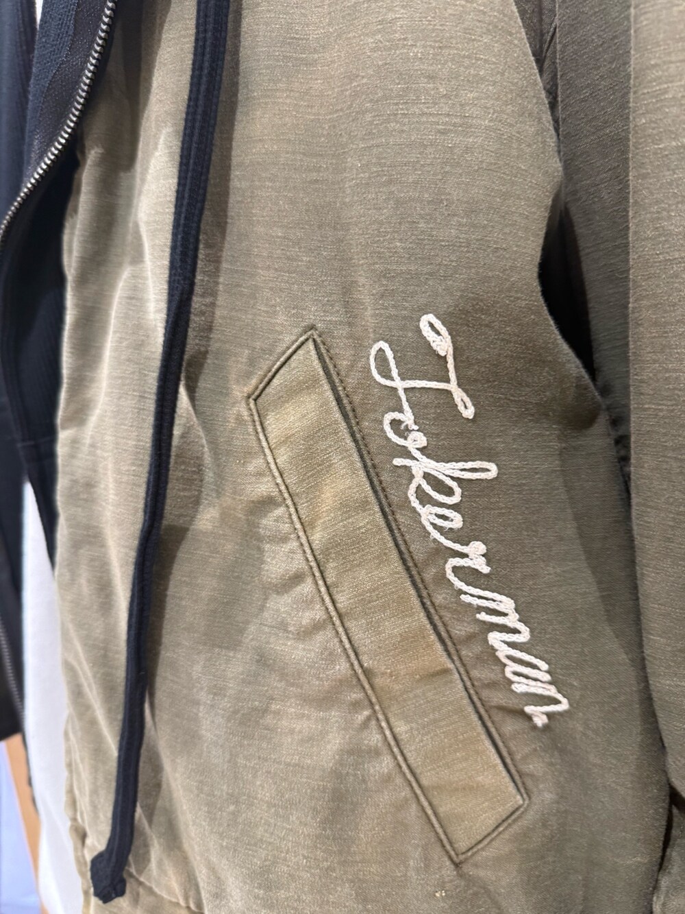 ブラック系のその他パンツ、ブラック系のパーカーを着用したメンズの春コーディネートの7枚目の写真