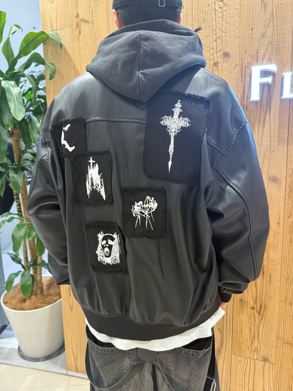 ブラック系のMA-1、ブラック系のスニーカーを着用したメンズの冬コーディネートの6枚目の写真